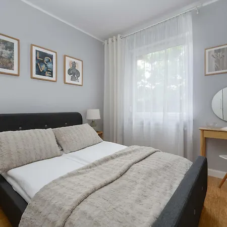 The Big Apple In With Parking By Renters